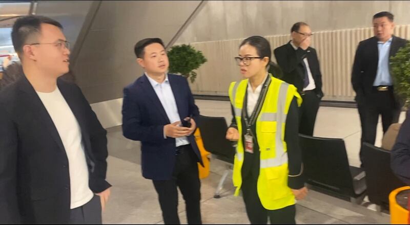 3月22日,法國巴黎戴高樂機場發生了一宗由中國駐法國大使館官員劉輝(中間穿藍色西裝者)帶領7、8名中國海外警察,企圖遣返一名中國異見者的事件。(事件當事人提供)