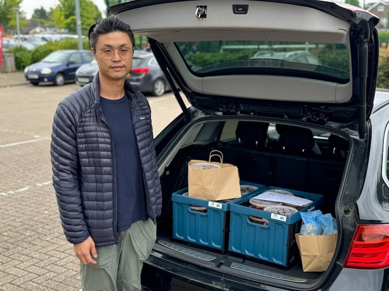 陆陆鸡煲老板Sam准备宅配刚出炉的鸡煲到客人手中。(摄影/洪雅芳)