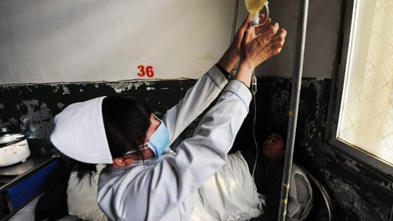 中国安徽的一名艾滋病人正在接受治疗(法新社资料图)