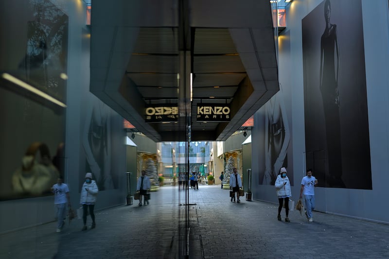 2024年11月14日，购物者走过北京一家购物中心。