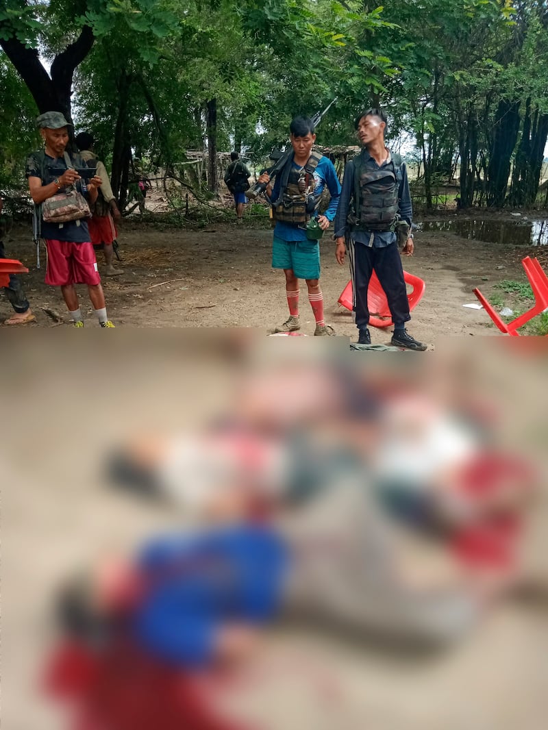 ၂၀၂၂ မေလ ၁၁ ရက်နေ့က လက်ပြန်ကြိုးတုပ်ပြီး သတ်ဖြတ်ခံထားရသူငါးဦး၏ အလောင်းနံဘေးတွင် ရိုက်ကူးထားသည့် ဓာတ်ပုံ။