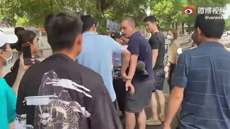 在郑州街头被围攻后,德国之声记者马蒂亚斯·比林格(Mathias Boelinger)在推特上公布了现场视频。(视频截图)