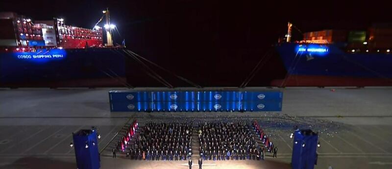 錢凱港開港儀式停泊着兩艘貨船,,中遠海運秘魯輪、新上海輪分別開始卸裝作業。(新華社片段截圖)