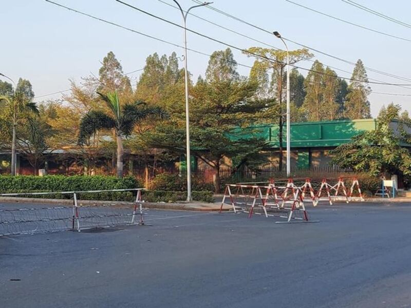 မန္တလေးမြို့၊ ချမ်းမြသာစည်မြို့နယ်ရှိ တရုတ်ကောင်စစ်ဝန်ချုပ်ရုံးရှိရာလမ်းကို ၂၀၂၁ ခုနှစ် ဖေဖော်ဝါရီလ ၂၂ ရက်နေ့က တွေ့ရစဉ်။ (Photo: Mandalay News Journal)