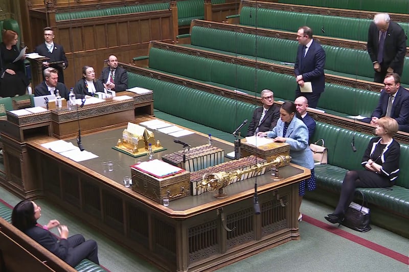 香港警方2024年平安夜宣布,懸紅各100萬港元通緝6名海外港人,其中4人現居英國,英國下議院周二(7日)就此向政府作緊急質詢。(parliamentlive.tv 截圖)