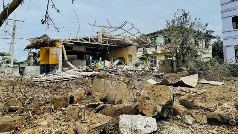 ရှမ်းပြည်နယ်မြောက်ပိုင်း နောင်ချိုမြို့ကို စစ်ကောင်စီတပ်က လေကြောင်းဖြင့် ဗုံးကြဲခဲ့သဖြင့် ပျက်စီးသွားသည့် အဆောက်အအုံတစ်ခုကို ၂၀၂၄ ခုနှစ်၊ စက်တင်ဘာလ ၁၆ ရက်နေ့က TNLA မှ ထုတ်ပြန်ထားစဉ်။ (Photo: Telegram/ PSLF/TNLA News)