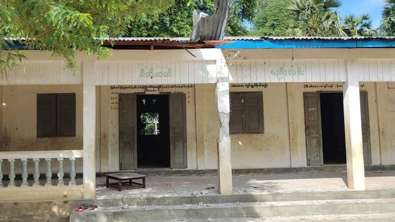 ဒီပဲယင်းမြို့နယ်၊ လက်ယက်ကုန်းရွာအား စစ်ကောင်စီတပ်မှ ရဟတ်ယာဉ်နဲ့ ပစ်ခတ်ခဲ့တာကြောင့် ပျက်စီးခဲ့သည့် စာသင်ကျောင်းကို ၂၀၂၂ ခုနှစ် စက်တင်ဘာလ ၁၆ ရက်နေ့က တွေ့ရစဉ်။ (ဒီပဲယင်းမြို့နယ်-စစ်ရှောင်-ထောက်ပံ့ရေး ဓာတ်ပုံ)