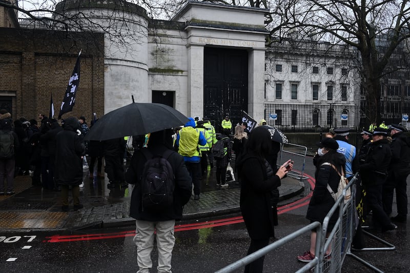 警方在集會開始前以鐵欄設立示威區,在集會前及首5分鐘人群的確未有擠出馬路。(梁銘康攝)