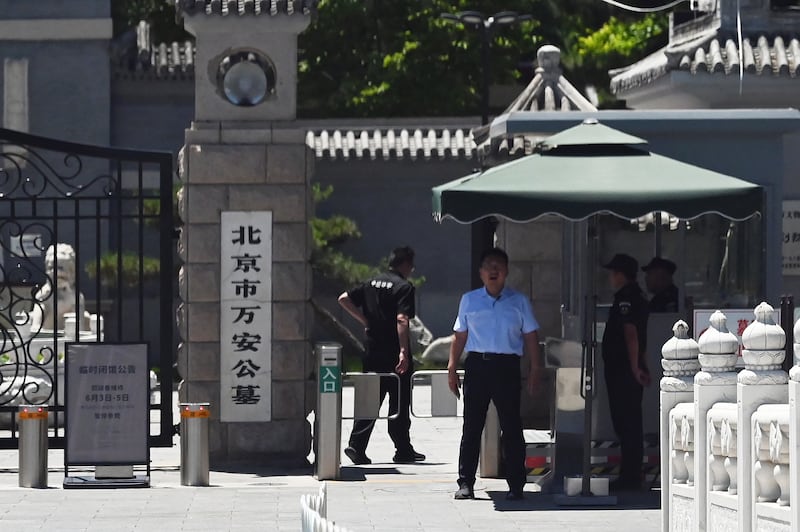 六四36周年当天,埋葬六四死难者的万安公墓入口,警卫站在门口。