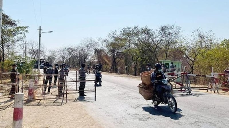 မုံရွာမြို့ စစ်ဆေးရေးဂိတ်တစ်နေရာတွင် စစ်ကောင်စီလက်အောက်ခံ ရဲတပ်ဖွဲ့ဝင်တချို့အား ၂၀၂၁ ခုနှစ်၊ နိုဝင်ဘာလ ၂၁ ရက်နေ့က တွေ့ရစဉ်။ (Citizen Photo)