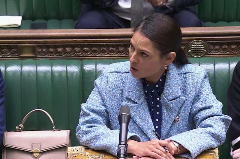 提出緊急質詢的影子外相彭黛玲(Priti Patel)要求政府交代,會如何保護被懸紅通緝的在英港人。(parliamentlive.tv 截圖)