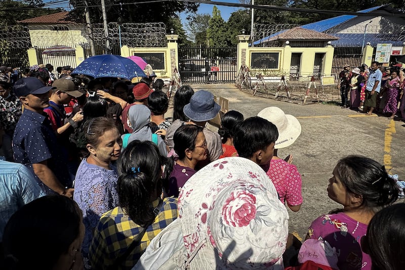 ၂၀၂၄ ခုနှစ် ဇန်နဝါရီလ ၄ ရက်နေ့က အင်းစိန်ထောင်ရှေ့တွင် စောင့်ဆိုင်းနေသော အကျဉ်းသား မိသားစုဝင်များအား တွေ့ရစဉ်။ (Photo: RFA)