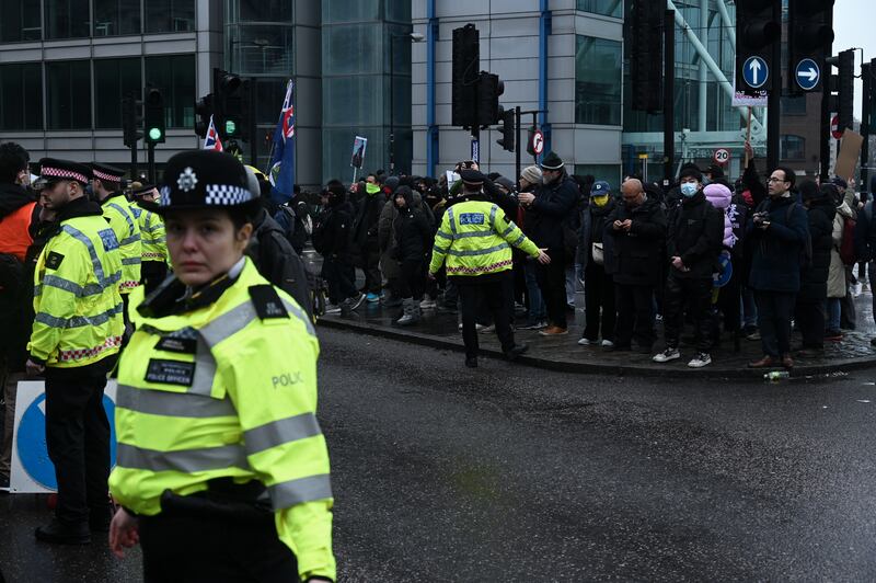 卡高斯基亦集中火力批評2月8日,3000多名反對使館重置者在前皇家鑄幣廠的示威,批評示威者故意製造混亂,試圖迫使大倫敦警方「轉軚」,又指當日示威證明警方有能力控制場面。