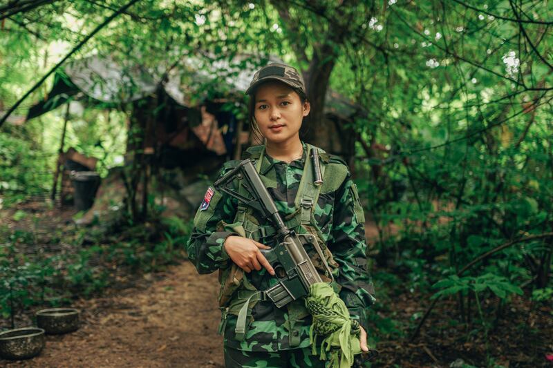 KNU KNLA တပ်ဖွဲ့ဝင် နော်စန္ဒာအေးကို ကော်ဘရာစစ်ကြောင်း တပ်စခန်းတစ်ခုတွင် ၂၀၂၄ ခုနှစ် ဇူလိုင်လ ၁၁ ရက်နေ့က တွေ့ရစဉ်။ (Chan Aung/RFA)