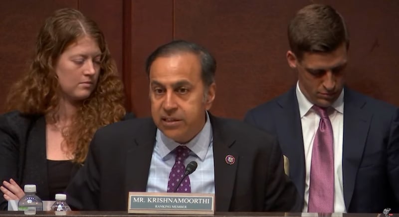 委员会资深成员、民主党籍众议员拉贾·克里希纳莫提(Raja Krishnamoorthi)。(听证会视频截图)