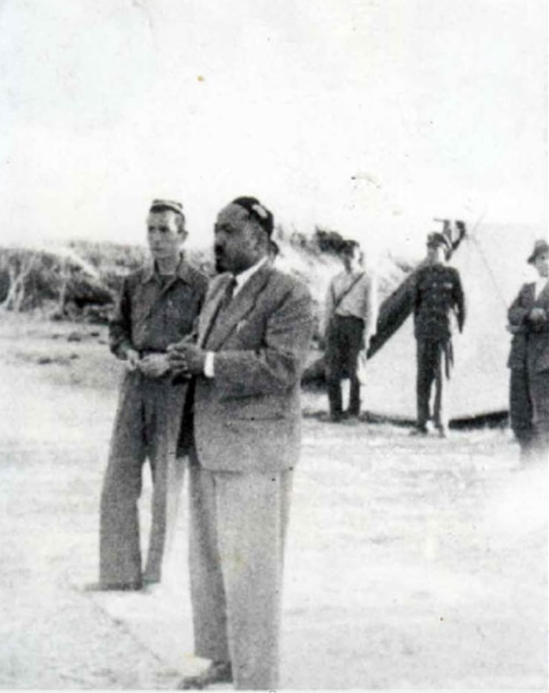 تەمىرات نازىرى مۇھەممەد ئەمىن بۇغرا تەبىئىي ئاپەت يۈز بەرگەن رايونلارغا بېرىپ، نەق مەيداندا كۆرسەتمە بەرمەكتە. 1948-يىل، ماناس ئەتراپى.